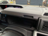 運転席前方に収納スペースがあります