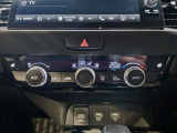 フルオートエアコンが装備されています!お好みの温度設定をするだけでエアコンの風量やモードの切り替えを自動でコントロールしてくれます!ユーザーの操作が少なく燃費走行にもつながります!