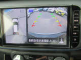 【アラウンドビューモニター装備】 バックカメラによる後方の確認だけでなく4つのカメラで真上から見ている様に周囲360度を写し出し、自車周辺の詳細な状況を確認出来ます。狭い場所での取り回しも安心です。