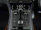 センターコンソール周り。シートヒーターやベンチレーション、マッサージ機能も備わっておりますので快適なドライビングを楽しんでいただけます。