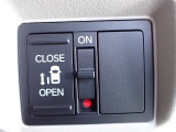 運転席からもスライドドアをボタン操作でスピーディーに開閉できます!またスマートキーでも操作できるので便利です。