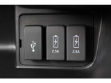 2.5AのUSB(充電)が付いており、車内でもしっかりとスマートフォン等の機器へ充電可能です♪