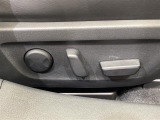 【ポジションメモリー(パワーシート)】それぞれのスイッチを押すと、あらかじめ設定したドライビングポジションに自動で調整してくれます。シートポジションがしっかり決まると、毎日の運転が楽になりますね!