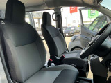 運転席・助手席は、ゆったりと座れるサイズで、長時間の運転でも快適です。