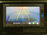 バックでの車庫入れも安心です! リアカメラが付いているバックモニター付のナビを装備しております。操作線もついており距離感も画面から確認できます。