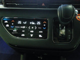 オートエアコンは左右席で独立温度コントロールが可能です。運転席はキンキンに冷やして助手席はマイルドにと言った設定が可能です☆暑さ寒さでケンカすることもなくなりますね♪
