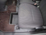 ご覧のとおり、助手席シ-ト下にはちょっとした荷物スペ-スが有るんです。  何を入れてどんなふうに使うかはアナタ次第です♪