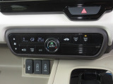 エアコンはオートエアコンでお好みの温度調整が出来、オールシーズン快適にドライブできます!リア席はプライバシーガラスで夏も涼しく過ごせます!