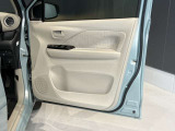 全席パワーウィンドウ付です。ドアの内側にも収納スペースやドリンクスペースがあってとっても便利。