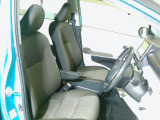 運転席は大きな座面と包み込むような背もたれが身体全体を支えます。上質なシートを採用し長時間の運転やコーナーの多い道も快適です。座ったときの頭上スペースも余裕たっぷりでロングドライブも楽チンです♪