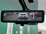 【デジタルルームミラー】車両後方カメラの映像をルームミラーに映すことが出来ます。 そのため、後席に人や荷物があって後方が見えづらい場合でもしっかり視界を確保することが出来ます。