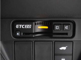 ◆ETC2.0装着◆進化したドライブ体験。料金収受システムだけだったETCが生まれ変わって、高速道路を賢く使うETC2.0に進化しました。多彩な情報サービスが便利で快適なドライブ体験を提供します。