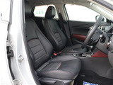 お車選びをお楽しみ頂けるよう、在庫車の展示スペースを十分に確保しております。