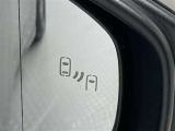 ブラインドスポットモニター(BSM)を装備しています。隣を走る車両が死角に入るとミラー内LEDインジケーターが点灯。さらに、ウィンカーを出すとインジケーターが光って点滅して注意を促してくれます。