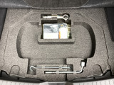 ラゲッジマット下にはパンク修理キット&小物入れつき