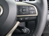 レーダークルーズコントロール(全車速追従機能付)が装備されています。高速道路で定速走行だけでなく、0km/hから約100km/hの広い範囲で先行車との車間距離を適切に保ちながら追従走行ができます。