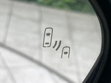 【ブラインドスポットモニター】走行中、ドアミラーの死角になりやすい箇所に後続車が接近するとサイドミラーのレンズに警告を表示!ドライバーに注意喚起をしてくれます。