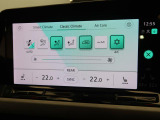 ゾーンエアコンで、操作はタッチパネルに搭載されています。温度設定はタッチ式で0.5度刻みに、指をスライドさせると大幅に変更できます。Smart Climateからは急速な足元の暖冷房も設定可能です。