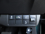 パーキングセンサーや横滑りを防ぐVSA等のスイッチ類は運転席の右側、手の届きやすい位置にあります。