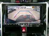 バックモニター付きですので、日常の駐車はもちろん、人や障害物などを映像で確認できるので安心です!(補助装置になりますので、目視でもご確認ください)