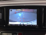 リバースギアに入れるだけで後方の表示へ切り替わります。夜間や雨の日の駐車も楽になりますよ。