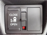 運転席からもスライドドアをボタン操作でスピーディーに開閉できます!またスマートキーでも操作できるので便利です。
