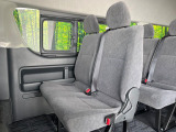 広々とした2列目シートは居住性が高く、居心地も快適!友達や家族とのお出かけにぴったりです。ベビーシートやチャイルドシート使用時も快適にお過ごしいただける十分な空間を確保しています。