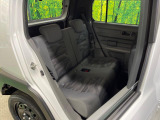 後部座席も気になるようなキズ・汚れやへたり等、大きなダメージはなく、良好な状態です。