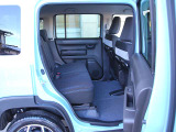 左右独立してスライドでき、足元も広々。ゲストもゆったり寛げます。 Independently sliding seats with ample legroom. Guests relax comfortably.