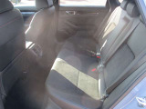 ゆとりのある広々リアシートです。アームレスト付きです。
