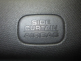 サイドカーテンエアバックシステムは、側面衝突時に大人から子供までさまざまな体格の乗員の頭部や頚部を広範囲で保護。特にセンターピラーへの頭部衝突を防ぐ展開性能を実現しています。