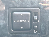 【電動格納ミラー】サイドミラーは電動格納式となっており、狭い駐車場でもキズがつくリスクを抑えられます。