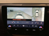 【パノラミックビューモニター】映像で、見づらい車両周辺の確認をアシスト。クルマを真上から見ているような映像を表示。 運転席から確認しにくい車両周囲の状況を把握。