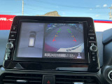 【アラウンドビューモニター】周囲を見渡せる映像で、スムースな駐車をサポートします