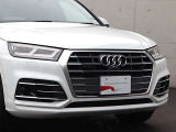 ●一目でAudiとわかる特徴的なシングルフレームグリル・LEDランプ。精悍なフロントマスクからAudiのスマートで上品なブランドを連想させてくれます。女性にも大変ご好評頂いております。