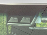 【スマートアシスト】走行中に前方の車両等を認識し、衝突しそうな時は警報とブレーキで衝突回避と被害軽減をアシスト。より安全にドライブをお楽しみいただけます。