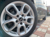 ●純正16インチアルミホイール:輸入車ならではの卓越した走りを支えるホイールと足回りです!日本車の走りに慣れている方にもぜひ体感して頂きたいほど、高いレベルでまとまっています!