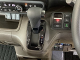 シフトはインパネシフト、パーキングブレーキは電子制御となっています。