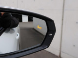 アウディサイドアシスト『後方の死角を並走する車両を検知しドアミラーの内側のLEDが点灯。ドライバーに注意を促し事故を未然に防ぐシステムです。』