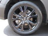 18インチ純正アルミホイールを装備。タイヤサイズは215/55R18となります。