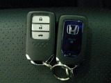スマートキー付!キーを取り出さなくてもドアロックの施錠・開錠、エンジンの始動が出来ます!雨の日や荷物の多い日にとても便利ですね