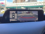 車両の前後左右にある4つのカメラを合成することで、まるでご自身のクルマを空から見ているような俯瞰での映像を映し出してくれます。バック時ももちろんのこと、前進時に視界の悪い交差点でも役に立ちますね。