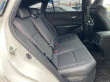 後部座席も気になるようなキズ・汚れやへたり等、大きなダメージはなく、良好な状態です。