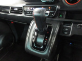インパネシフトだから視線の移動も少なく足元もスッキリ♪運転席もゆったりしているのでゆとりを持ってドライブできますね!