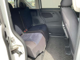 リヤシートは足元空間も広くリラックスしてドライブが楽しめます。