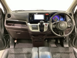 車内は光触媒抗菌消臭施工済です。インパネ周りはスタイリッシュなデザインで機能や装備も充実しています。グローブボックスやカップホルダーのほかにトレーなどたくさんの収納スペースが付いています。