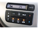 フルオートエアコンが装備されています!お好みの温度設定をするだけでエアコンの風量やモードの切り替えを自動でコントロールしてくれます!ユーザーの操作が少なく燃費走行にもつながります!