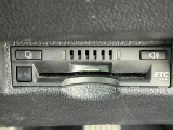 【ETC】有料道路を利用する際に料金所で停止することなく通過できる、ETC車載器(ノンストップ自動料金収受システム機器)が装備されています。セットアップを行うことで利用可能になります。