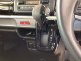 自然に手が届き、操作性の良いインパネシフトに、パーキングブレーキは、フットブレーキタイプなので、運転席と助手席の間はすっきりしています。