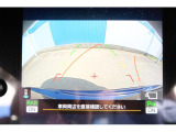 バックギアに入れるとバックカメラの映像がナビに映ります。障害物までの距離もわかりやすいです。